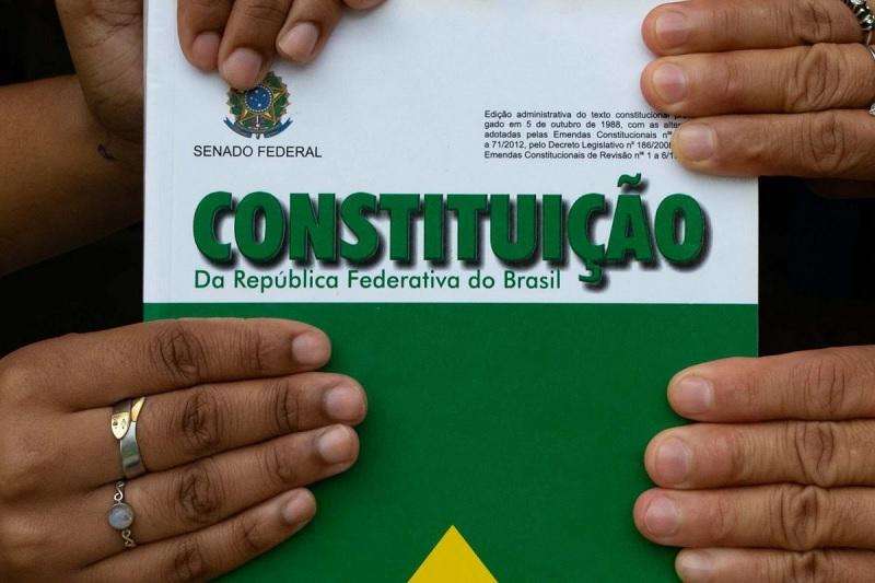 O cidadão brasileiro à margem dos direitos constitucionais: entre a promessa da lei e a realidade da Justiça
