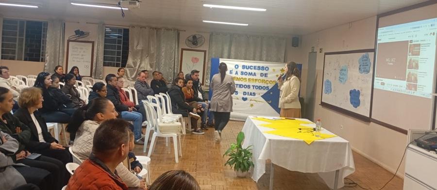 Promotoria dialoga com pais e alunos sobre dispositivos digitais e bullying